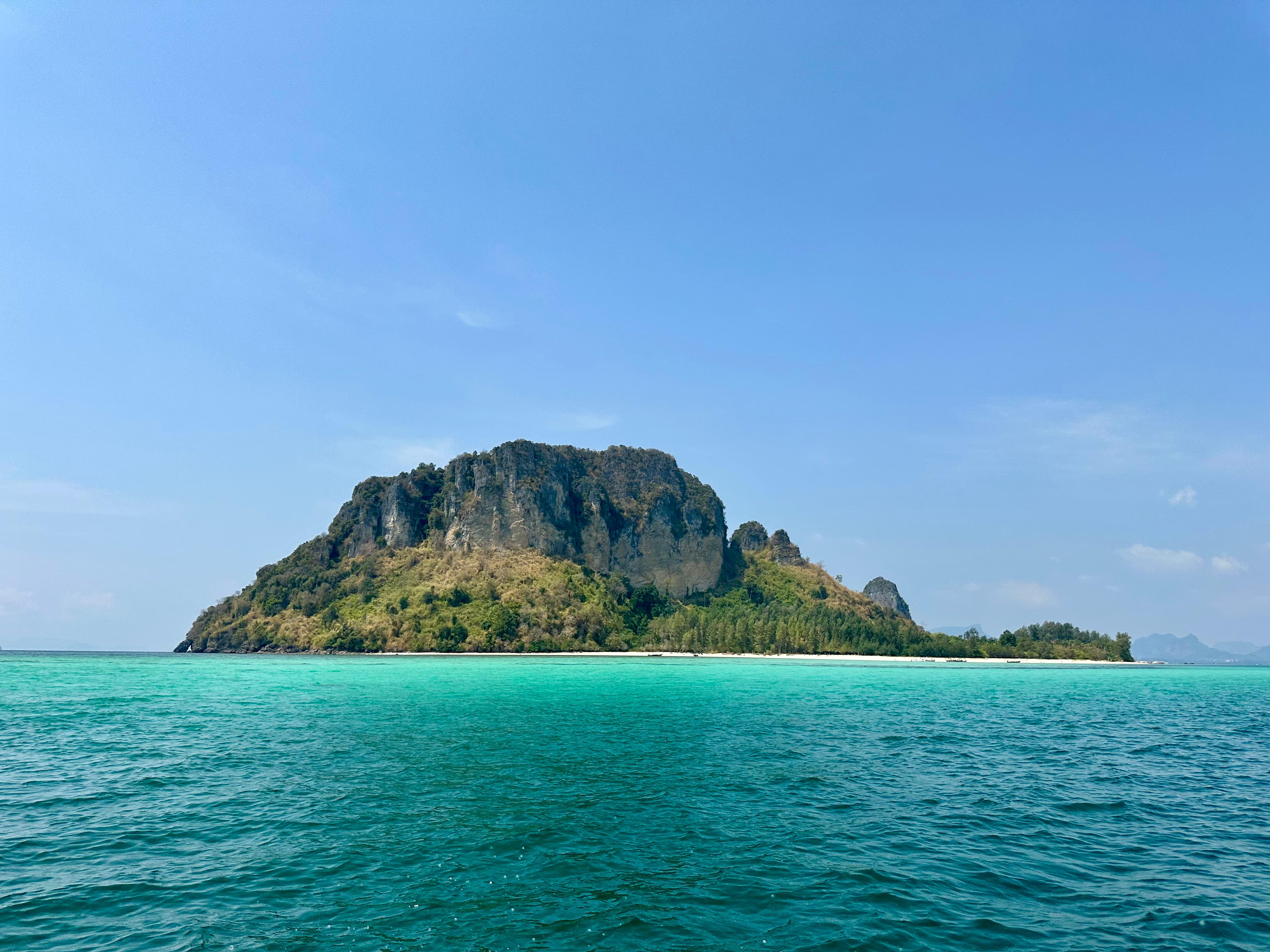 BETWEEN TWO WORLDS - Thailand between nature and everyday life